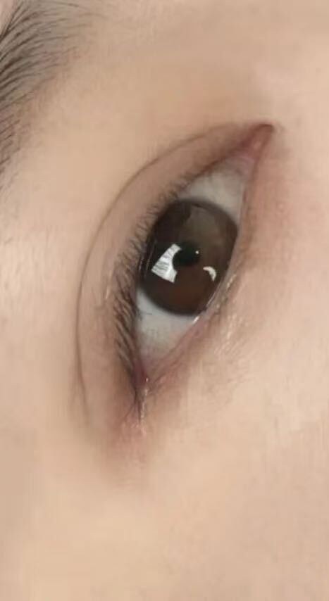 A second client's eye before any work: a soft, undefined lash line carrying no extra weight toward the outer corner.