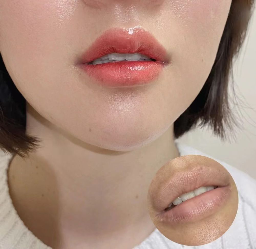 After: soft coral-pink lips with a glossy finish. The small round photo shows the lips before: beige-nude, close to the skin tone.